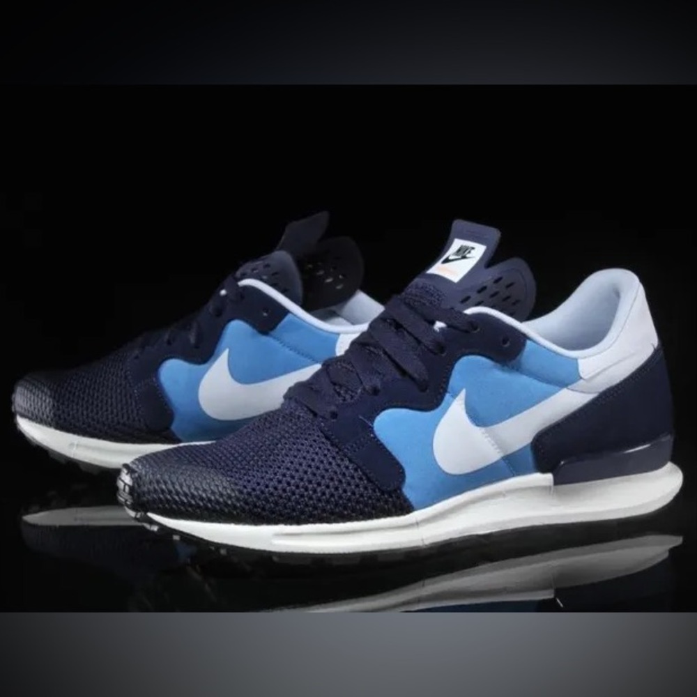 NWOT Nike  Berwuda Men's Blue and White Sneakers Size 13 brand new